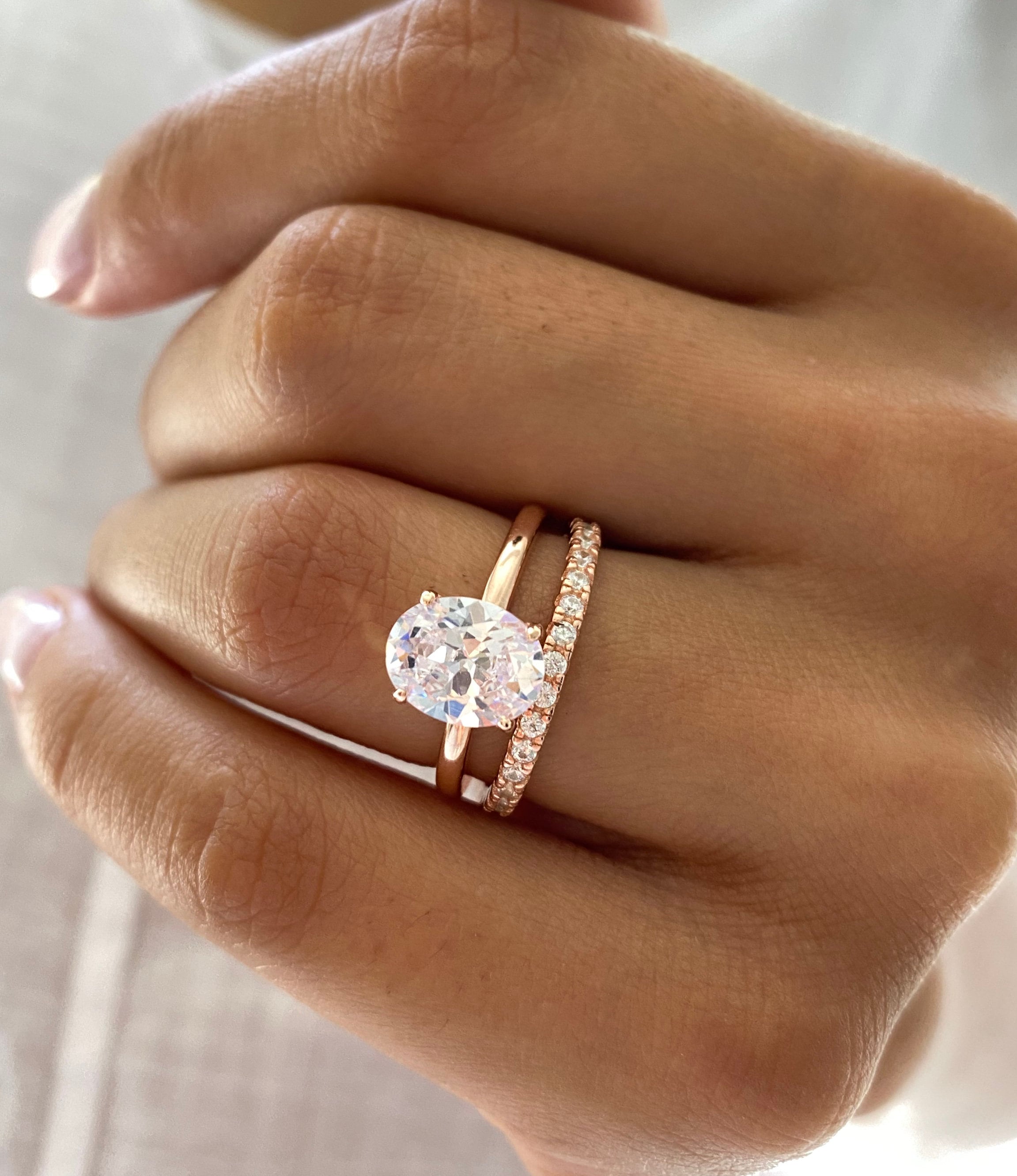 オーバルエンゲージリング。ローズゴールドの結婚指輪。高品質の