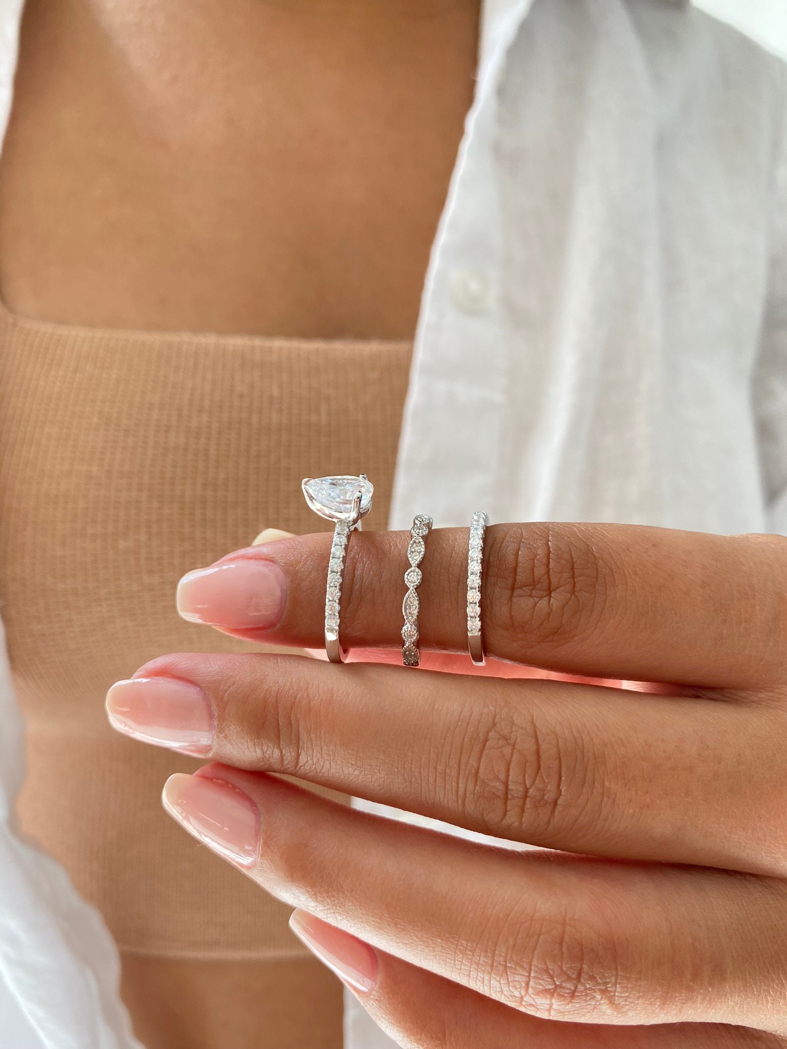 ペアカットの婚約指輪。スターリングシルバーの結婚指輪。ダイヤモンド ペアカットの婚約指輪。スターリングシルバーの結婚指輪。ダイヤモンド