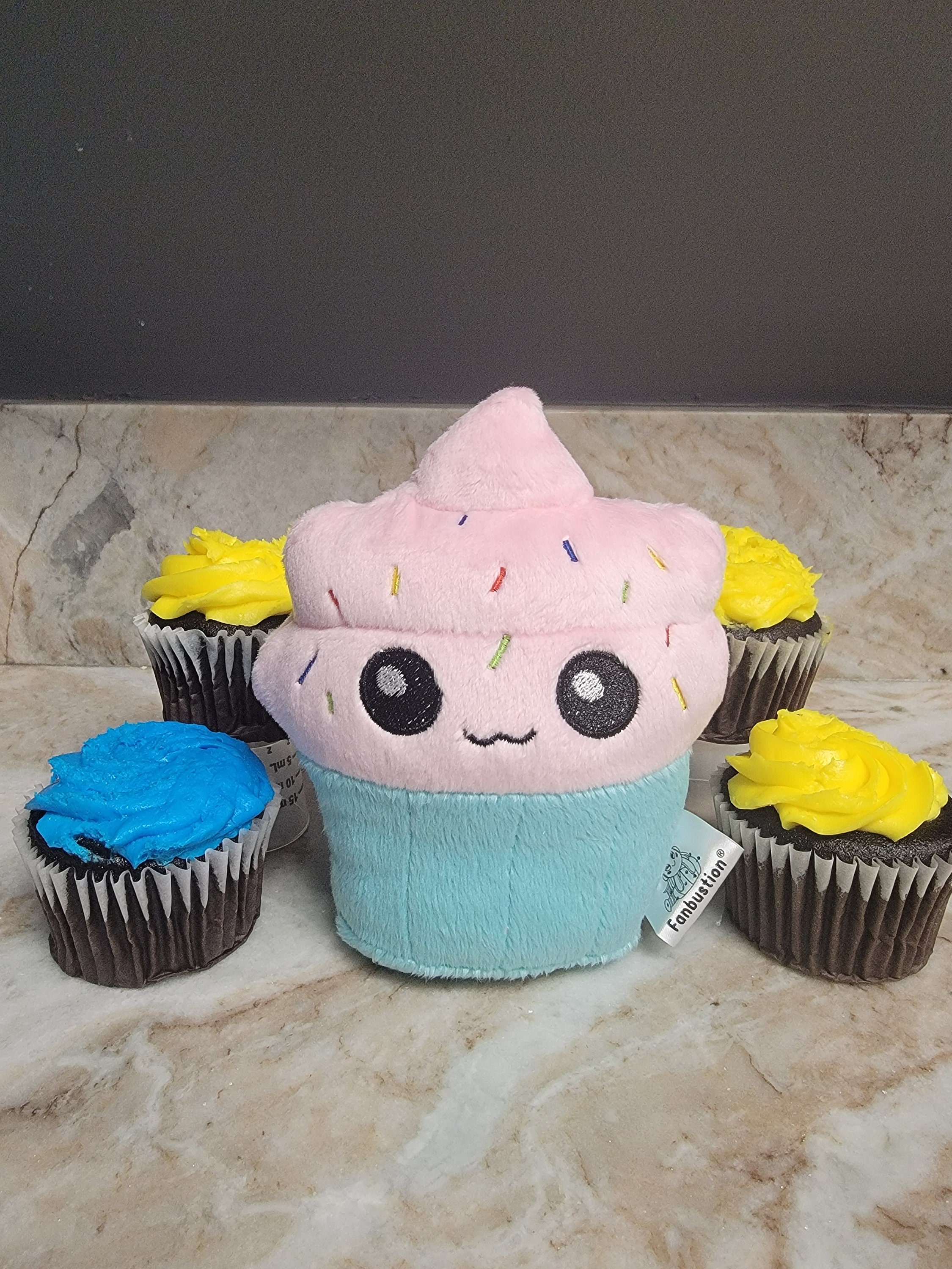 かわいい小さなカップケーキのぬいぐるみ、かわいい食べ物枕、遊び用