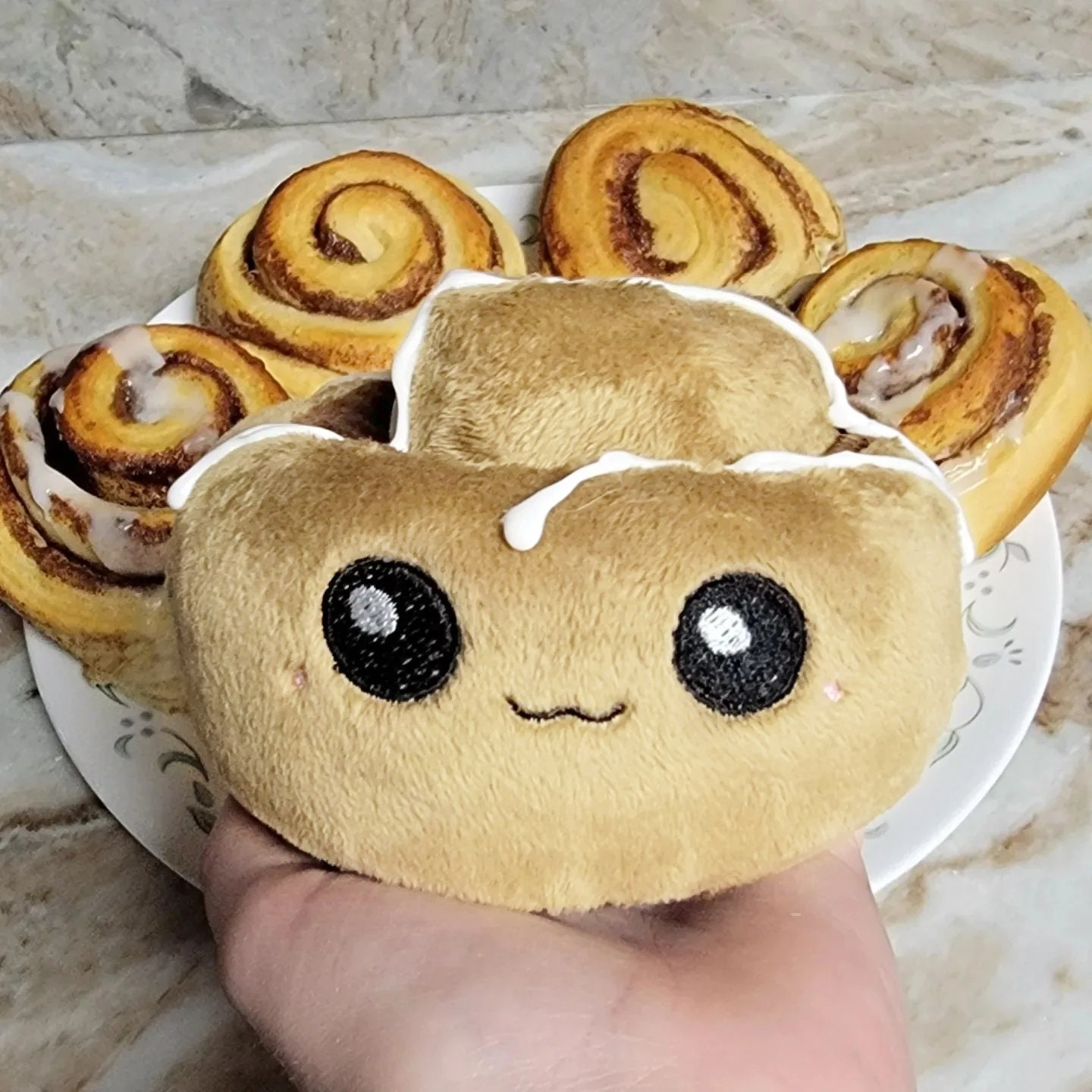 かわいい小さなシナモンロールのぬいぐるみ、かわいい食べ物枕、遊び用