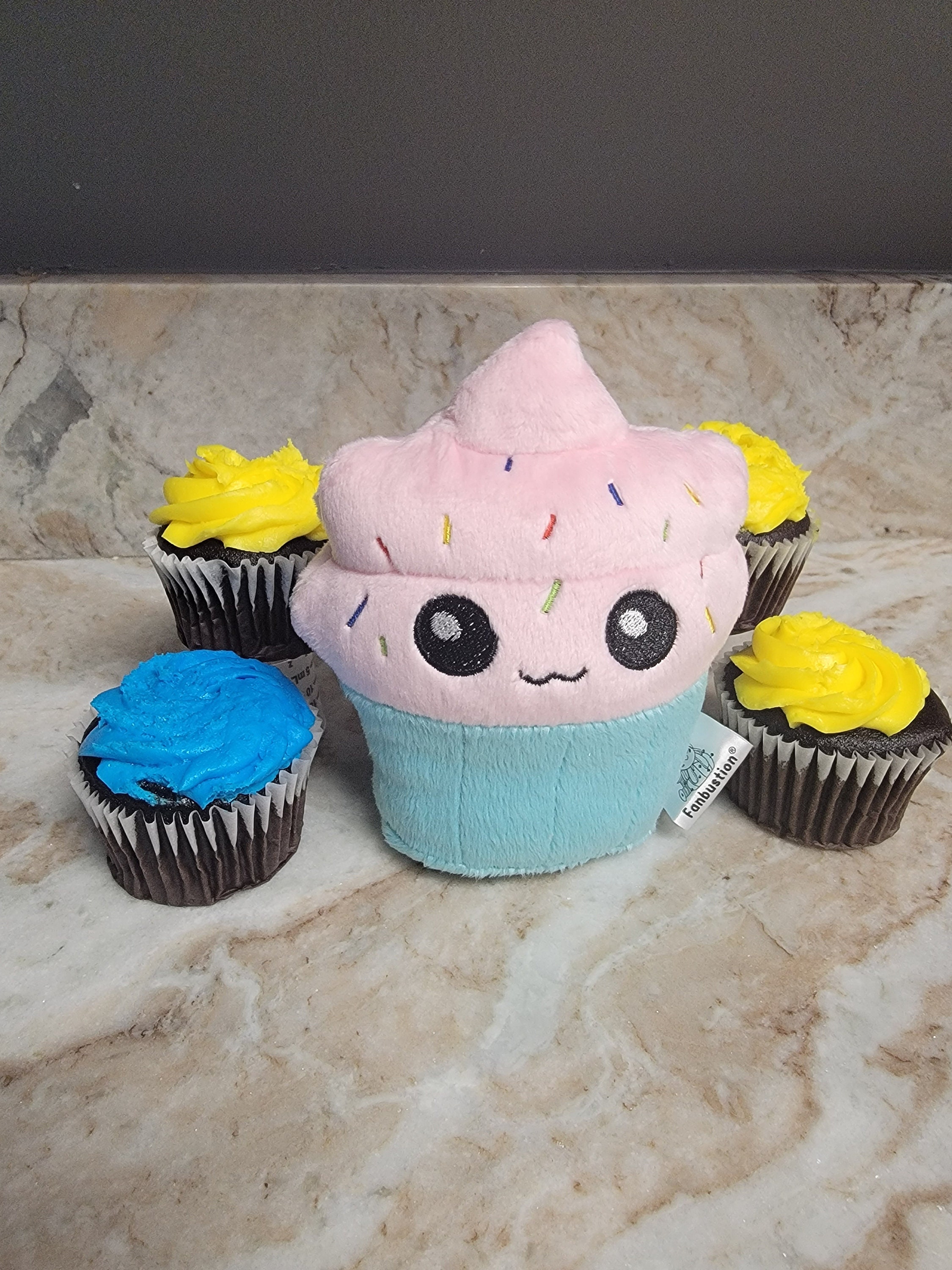 かわいい小さなカップケーキのぬいぐるみ、かわいい食べ物枕、遊び用