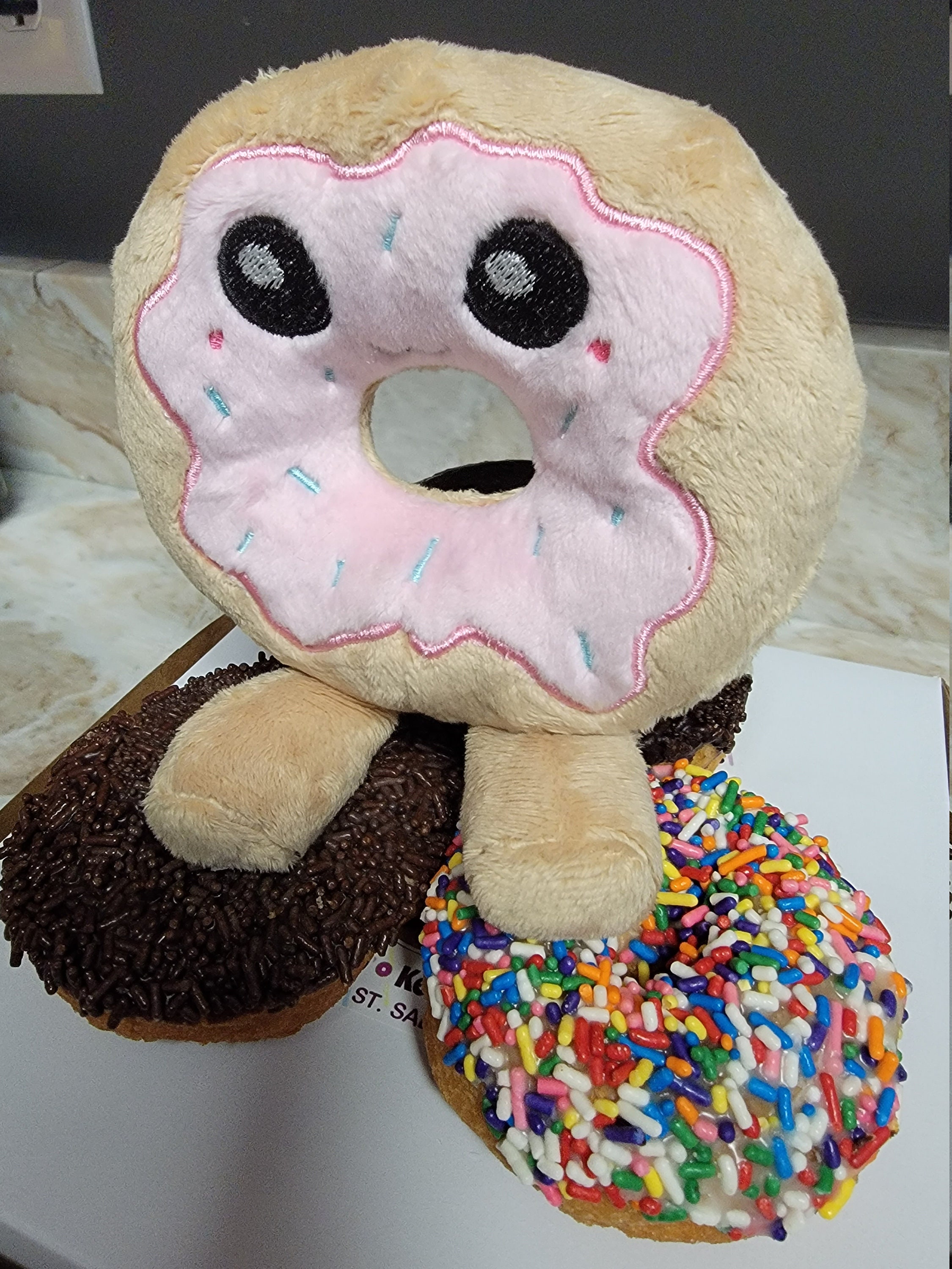 かわいい小さなドーナツのぬいぐるみ、かわいい焼き菓子の枕、遊びの