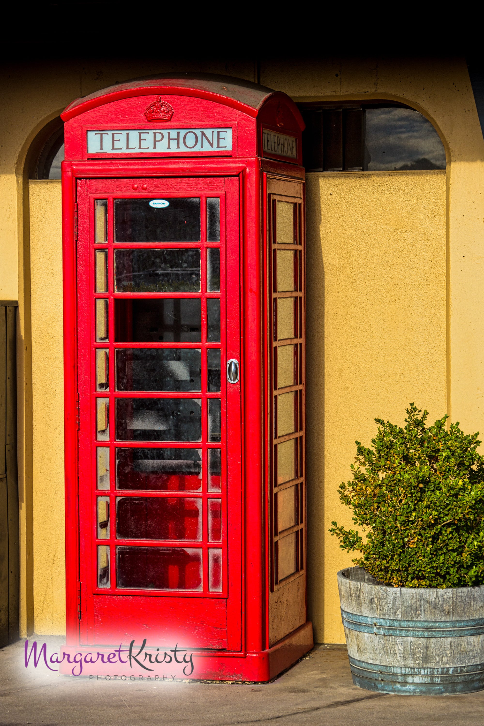 Дверь в виде телефонной будки лондона своими руками