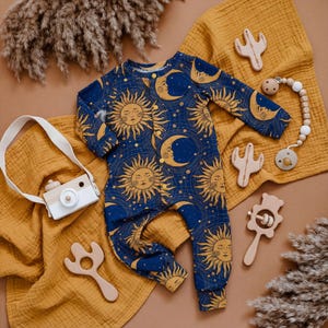 Boho Baby Strampler, Baby-Jungen Kleidung, himmlische Outfit, Mondkind, dehnbar Baby-Strampler, Hippie-Babykleidung, Hippie-Baby-Geschenke, Sonne Mond