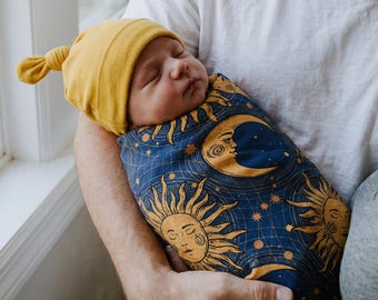 Conjunto de regalo Celestial Baby Swaddle, manta para envolver al bebé con diseño de sol y luna, gorro y diadema color mostaza, manta para envolver al bebé recién nacido con turbante, manta unisex para envolver al bebé.