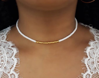 Ras de cou perlé blanc, tour de cou graine blanche, tour de cou perles dorées, tour de cou graine délicat, tour de cou stretch perles, tour de cou perles bohème, tour de cou de plage bohème
