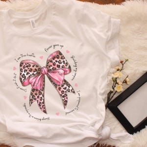 Motiverend T-shirt met strik in luipaardprint, inspirerend T-shirt met korte mouw, cadeau minnaar strik, christelijk shirt, shirt met luipaardprint