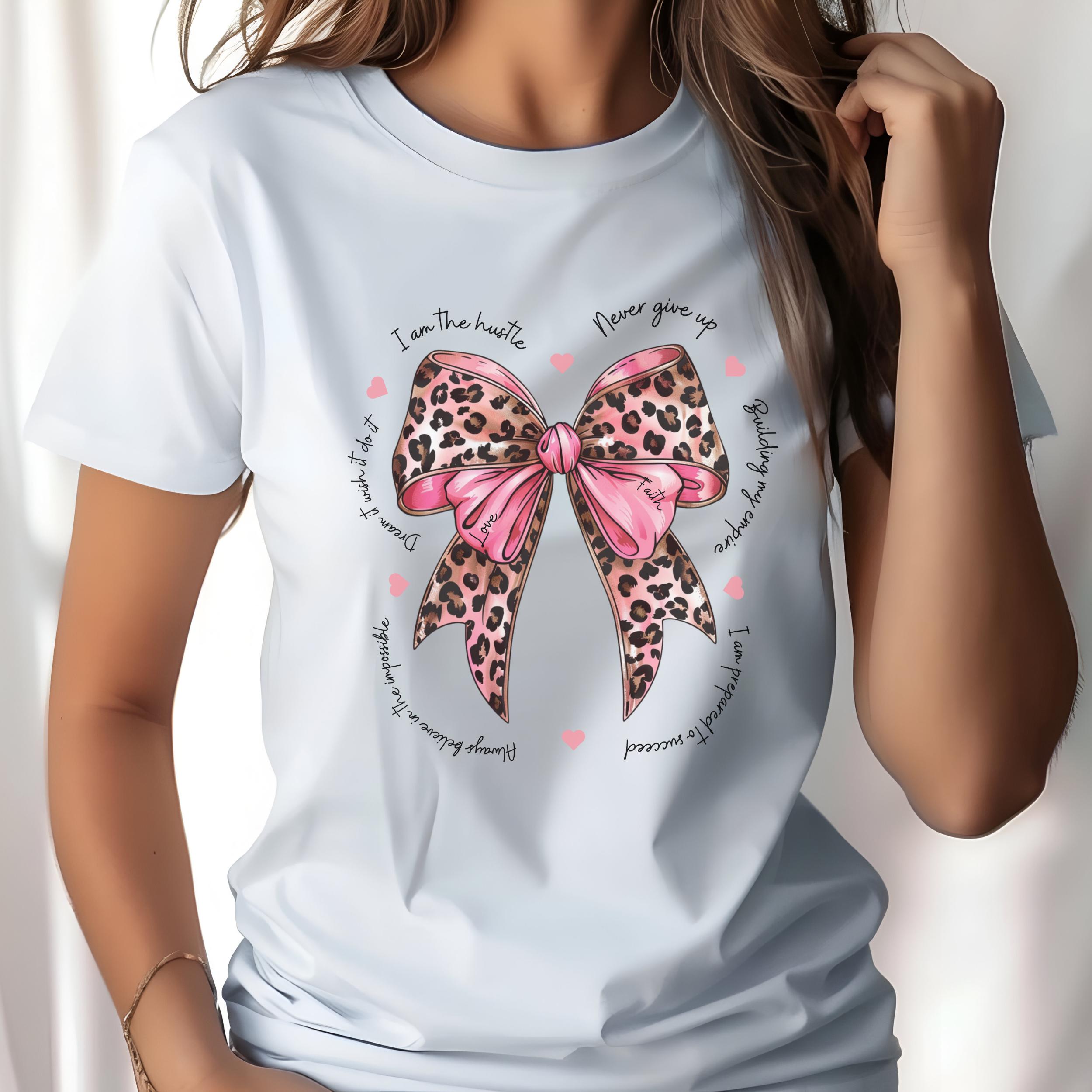 Maglietta Donna Con Fiocco E Stampa Leopardata – Mix Poliestere, Rayon E Spandex, Taglie S-2XL, Bianca Con Dettagli Rosa, Morbida E Confortevole, Perfetta Per Look Casual E Giovane