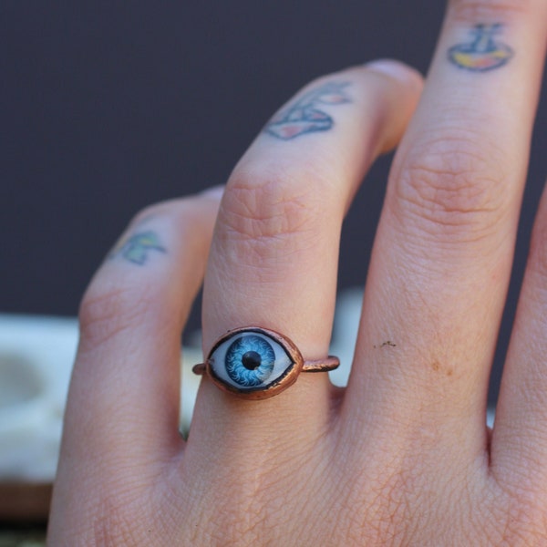 Bague globe oculaire | Bleu | Grande poupée de taxidermie électroformée pour homme, oeil humain en métal cuivré, étrange bizarrerie d'halloween effrayante