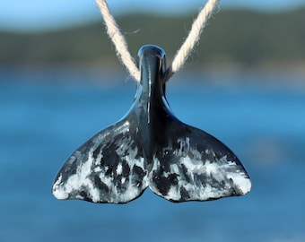 Collier queue de baleine grise