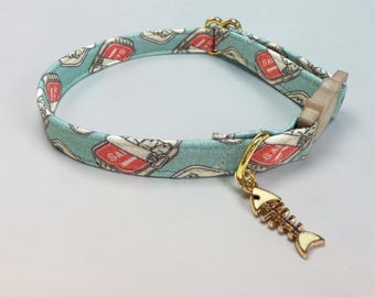 Collar para gato con cierre de seguridad, estampado de algodón sardina color salvia, ajustable de 7 a 11 pulgadas, con dije o cascabel.