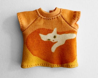 T-shirt for Blythe with cat print, 100% organic cotton.