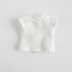 Puede incluir: Una pequeña camiseta blanca de manga corta con cuello redondo. La prenda está hecha de una tela suave y texturizada y tiene un diseño simple y minimalista. Las mangas son cortas y la forma general es entallada.
