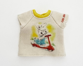 T-shirt per Blythe con coniglietto su un gradino, 100% cotone biologico.