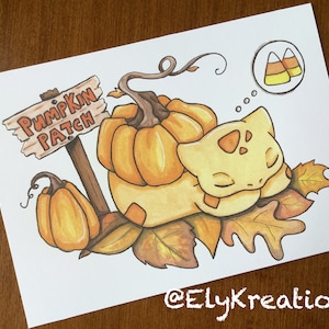 Könnte beinhalten: Eine Cartoon-Illustration eines gelben Pokemon-Charakters, der auf einem Kürbis in einem Kürbisfeld schläft. Der Charakter träumt von Candy Corn. Das Schild lautet "Pumpkin Patch".