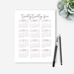 Calendario anual 2025, calendario de un vistazo, rosa ruborizado y gris oscuro, calendario de una página con portapapeles, inicio en domingo