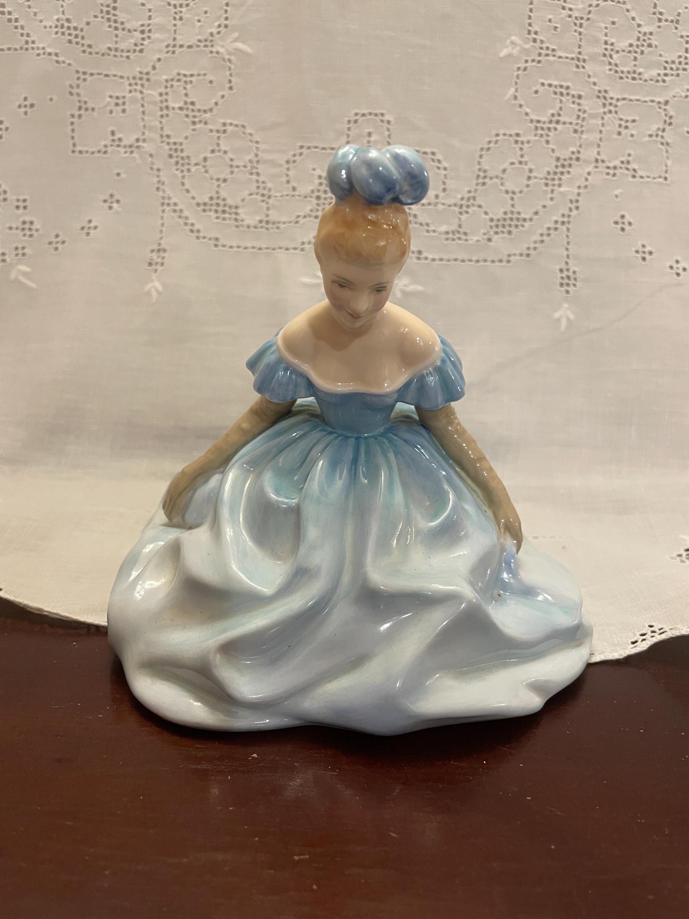 ロイヤルドルトン　フィギュリン　デビュタント　Debutante Royal Doulton Debutante Figurine - Etsy