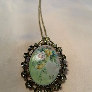 手描きのバラのビスクネックレスピン