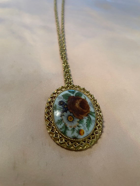 Vintage necklace with floral medallion 24" chain