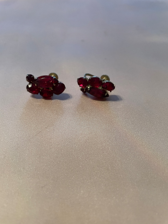 Beautiful red stone Coro screw back earrings signe