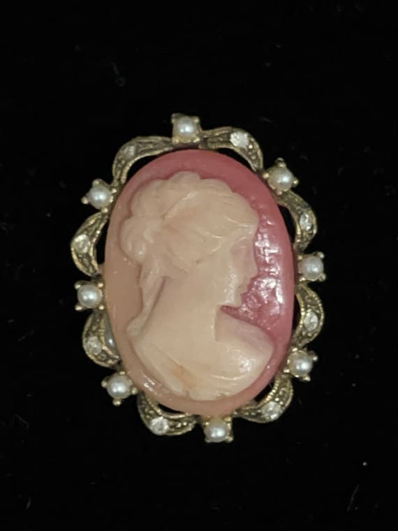 Beautiful cameo brooch/pendant