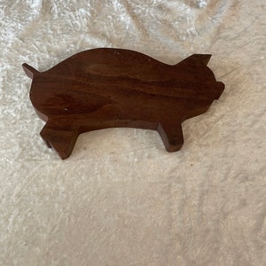 Pequeño cerdo de nogal hecho a mano