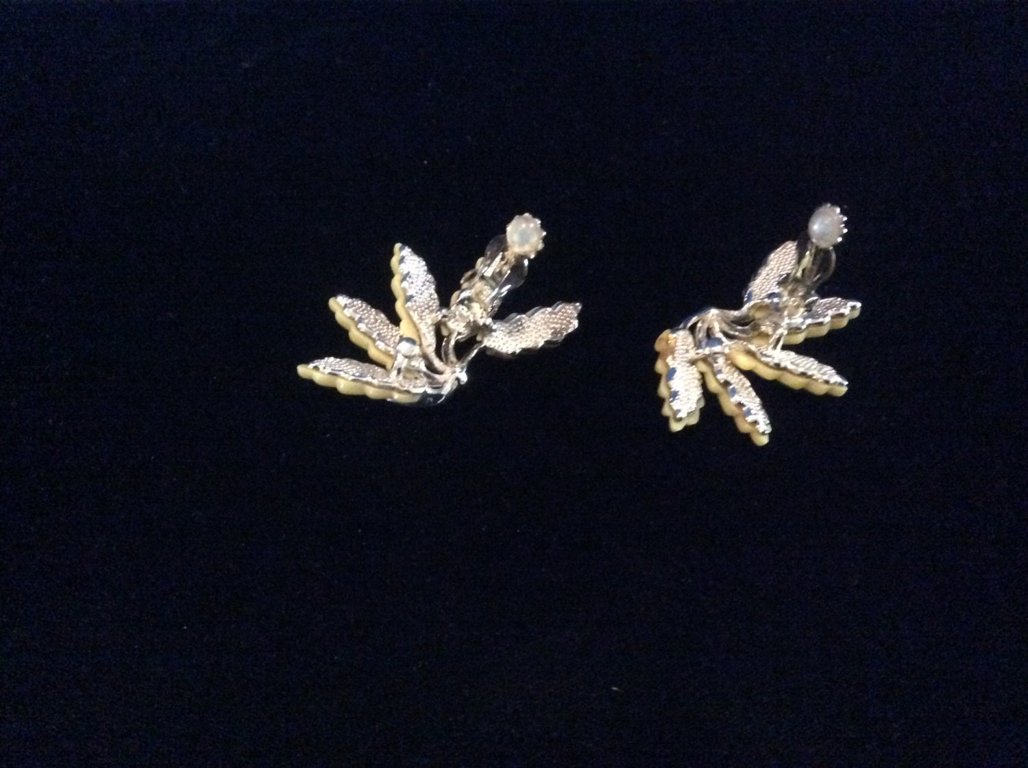 Boucles D'oreilles Clips Vintage Années 50 - Plastique Blanc Et Rouge, Motif Couture, En Laiton