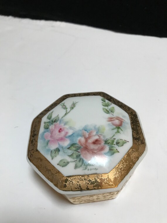 Vintage hand painted vanity box trimmed in gold - image 3