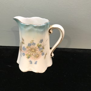 Kleine Duitse kruik met handgeschilderde bloemen