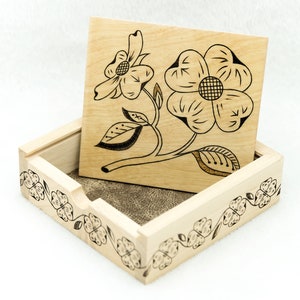 Caja de madera floral estonia pequeña quemada