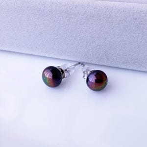 Pendientes de perlas de agua dulce de color marrón oscuro Pendientes de perlas de agua dulce genuinas de 6 mm perforados a la mitad bañados en plata con poste de plata de ley 925