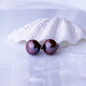 Pendientes de perlas de agua dulce de color marrón oscuro Pendientes de perlas de agua dulce genuinas medio perforadas de 8 mm chapados en plata con poste de plata de ley 925