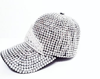 Gorro de princesa #VERA012022-XL73 Gorra de running con joyas, color negro con corona plateada y lentejuelas plateadas por toda la superficie.