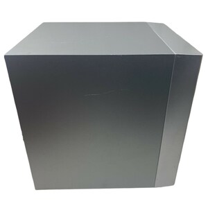 Pu&ograve; includere: Un altoparlante subwoofer di colore argento con forma rettangolare.
