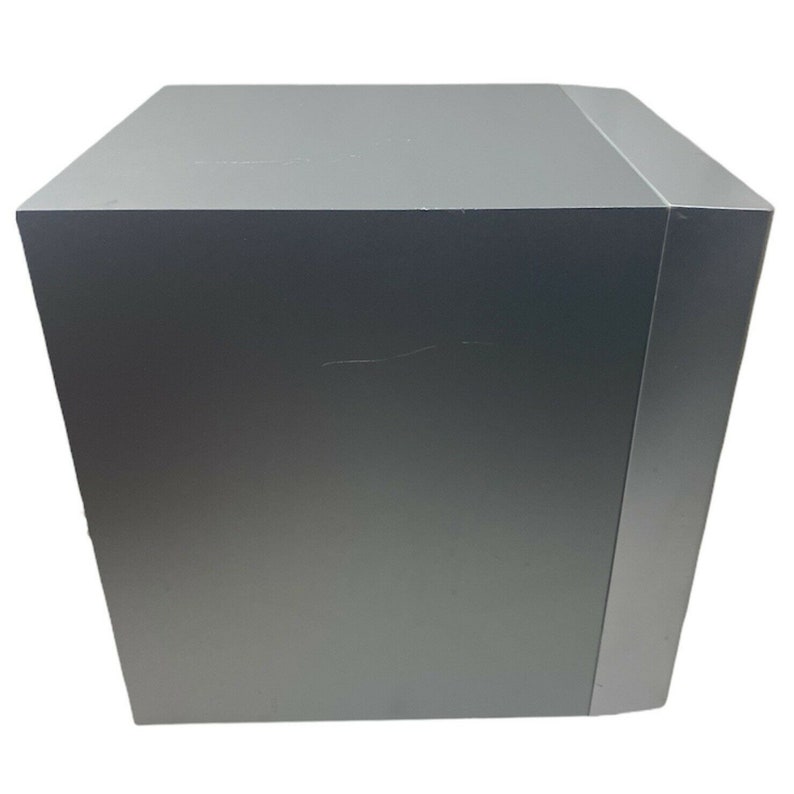 Pu&ograve; includere: Un altoparlante subwoofer di colore argento con forma rettangolare.