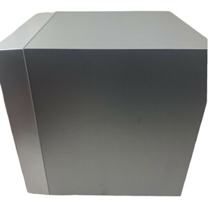Pu&ograve; includere: Un altoparlante subwoofer rettangolare di colore argento.