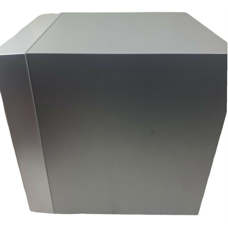 Pu&ograve; includere: Un altoparlante subwoofer rettangolare di colore argento.