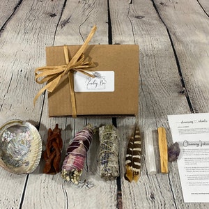 SAGE SMUDGE KIT - Energy Cleansing Ritual Kit, Smudge Stick, Lavender Sage, Smudge Gift Box, Feather, House Cleaning Kit, Dried Flowers Sage