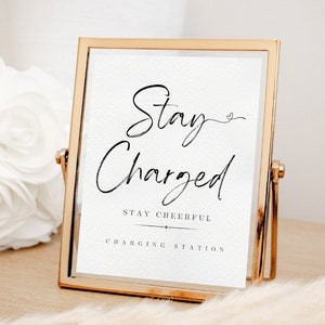 Znak stacji ładowania Stay Charged Stay Cheerful