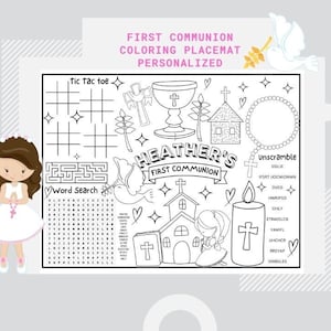 Puede incluir: Un mantel individual para colorear en blanco y negro para una celebración de la Primera Comunión. El mantel individual presenta a una niña con un vestido blanco, una iglesia, un cáliz, una paloma, una vela, una cruz y un crucigrama. El texto "HEATHER'S FIRST COMMUNION" está incluido en el mantel individual.