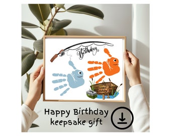 Könnte beinhalten: Ein gerahmter Druck mit einem Handabdruck-Design von zwei Fischen an einer Angelrute. Der Text "Happy Birthday" ist auf dem Druck geschrieben. Der Druck ist ein Erinnerungsgeschenk.