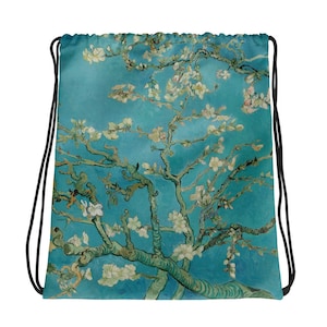 Könnte beinhalten: Eine Kordeltasche mit blauem Hintergrund, auf der ein Gemälde eines blühenden Mandelbaums mit weißen Blüten zu sehen ist. Das Gemälde erinnert an den Stil von Vincent van Gogh.