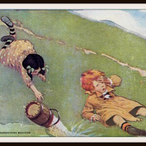 Pode incluir: Ilustração vintage da Good Housekeeping Magazine retratando duas crianças caindo por uma colina gramada. Uma criança alcança um balde de madeira tombado, enquanto a outra cobre os olhos. Um chapéu rosa também é visível.