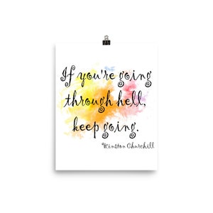 Puede incluir: Cita inspiradora de Winston Churchill sobre un fondo blanco con un diseño de acuarela en tonos amarillos, naranjas y rosados. La cita dice "Si estás pasando por el infierno, sigue adelante."