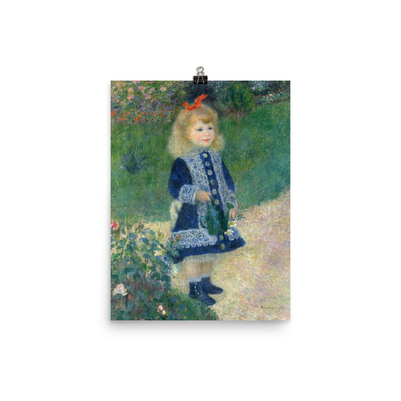K&ouml;nnte beinhalten: Ein junges M&auml;dchen in einem blauen Kleid mit wei&szlig;en Spitzenbesatz und einer roten Schleife im Haar steht in einem Garten und h&auml;lt eine Gie&szlig;kanne. Der Hintergrund ist ein verschwommenes impressionistisches Gem&auml;lde von gr&uuml;nem Laub und Blumen.