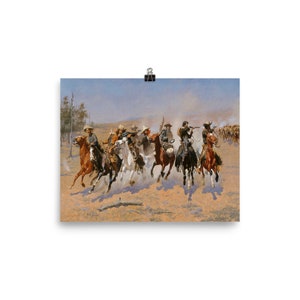 Op de afbeelding: Een schilderij dat een groep cowboys te paard toont die door een stoffig landschap rijden. De cowboys dragen traditionele kleding en zijn gewapend met geweren. Het schilderij is tegen een achtergrond van een blauwe lucht en glooiende heuvels.