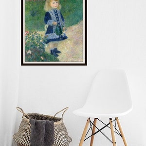 K&ouml;nnte beinhalten: Ein Gem&auml;lde eines jungen M&auml;dchens in einem blauen Kleid mit wei&szlig;em Spitzenkragen, das eine Gie&szlig;kanne h&auml;lt. Sie steht auf einem Weg in einem Garten mit gr&uuml;nem Gras und Blumen.