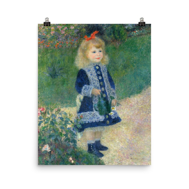 K&ouml;nnte beinhalten: Ein junges M&auml;dchen in einem blauen Kleid mit wei&szlig;en Spitzenbesatz und einer roten Schleife im Haar steht in einem Garten und h&auml;lt eine Gie&szlig;kanne. Sie ist umgeben von gr&uuml;nem Laub und Blumen.