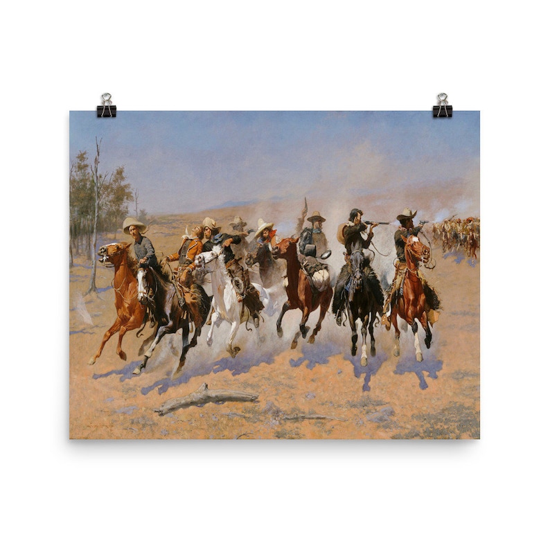 Op de afbeelding: Een schilderij dat een groep cowboys te paard toont die door een stoffig landschap rijden. De cowboys dragen traditionele kleding en zijn gewapend met geweren. Het schilderij is tegen een achtergrond van een blauwe lucht en glooiende heuvels.