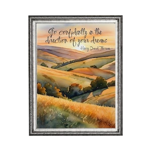 Puede incluir: Una pintura de acuarela de colinas onduladas en tonos de verde, amarillo y marrón. El cielo es de un naranja y rosa suave. La cita "Go confidently in the direction of your dreams" de Henry David Thoreau está escrita en cursiva negra en la parte superior de la imagen.
